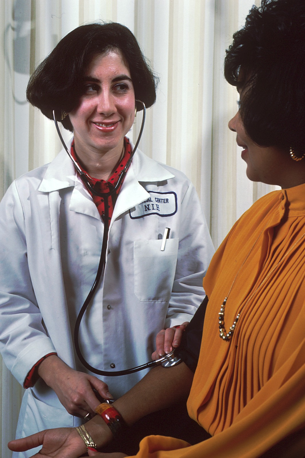 Pflegekraft misst einer Patientin den Blutdruck
